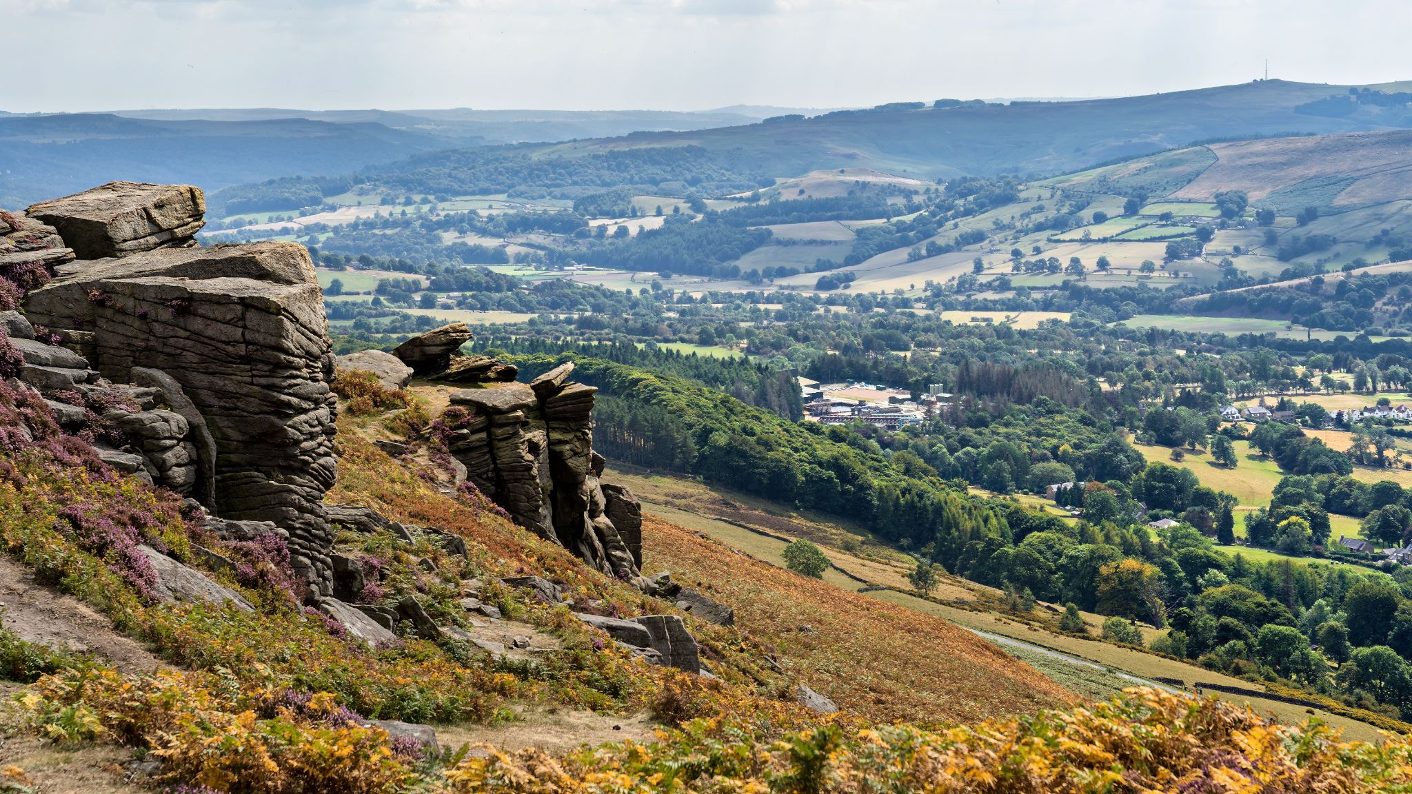 Bamford Edge, ein ikonischer Felsvorsprung aus Sandstein, bekannt für seine spektakuläre Aussicht